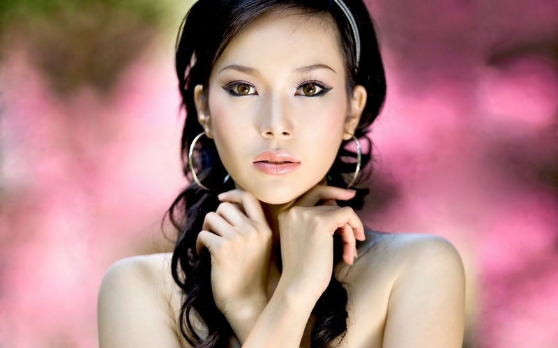 Азиатский макияж у девушки