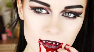 Девушка в образе вампирши